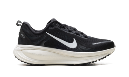 Vomero 18 WMNS"Black Summit White" HM6804 005
