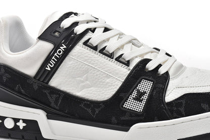 Trainer Black White