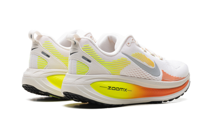 Vomero 18 WMNS"Phantom Light Wild Mango Volt" HM6804 002