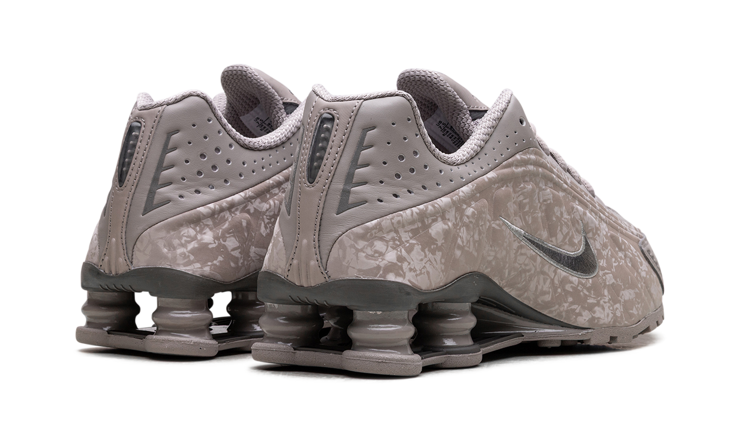 Shox R4 WMNS"Flat Pewter Floral" HV0934 001