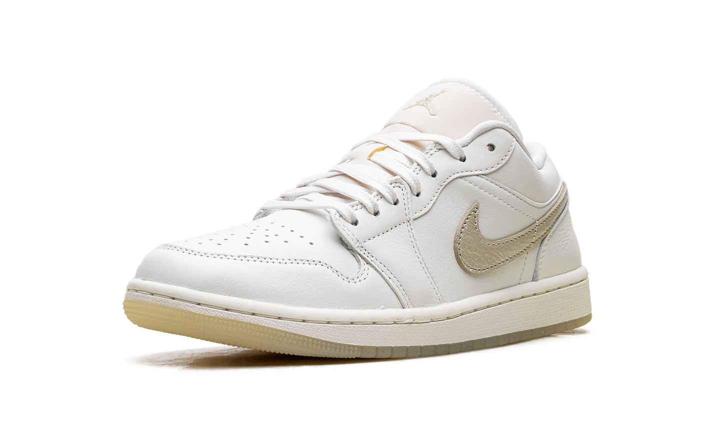 1 Low SE WMNS "Metallic Team Gold" HV5157 100